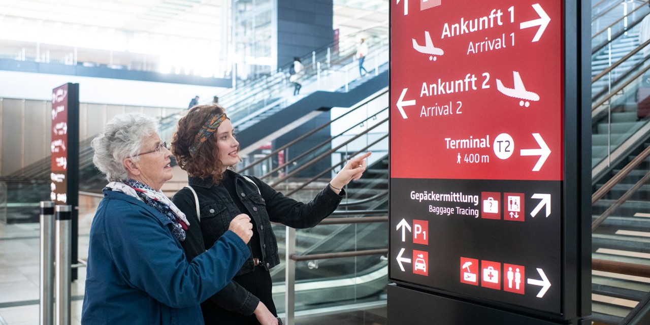 Passagiere orientieren sich am Flughafen BER