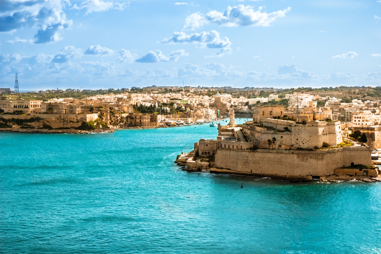 Blick auf Vallettas Hafen und Festung © davidionut  /AdobeStock