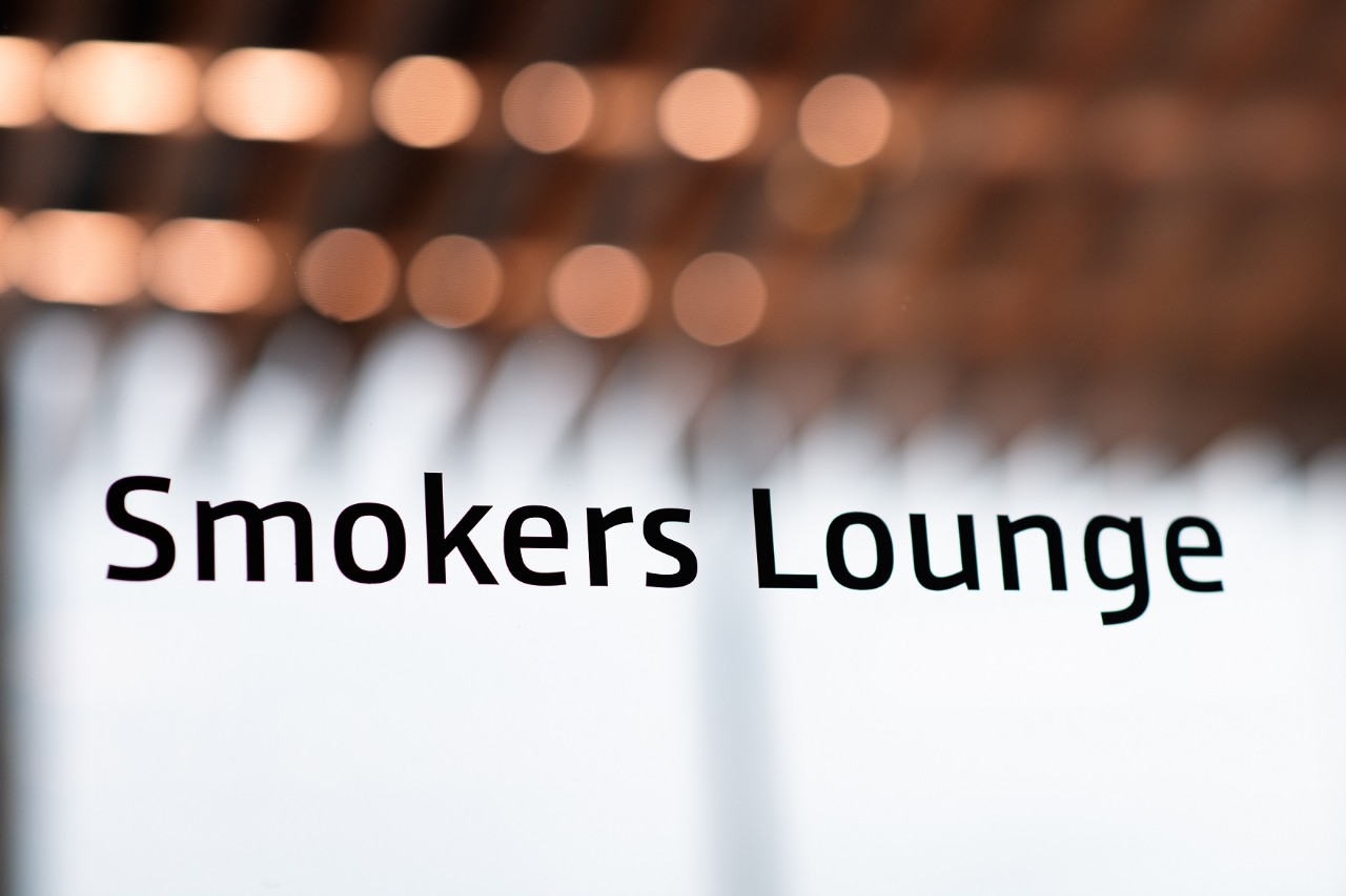 Schild "Smokers Lounge"  ©Ekaterina Zershchikova / Flughafen Berlin Brandenburg GmbH