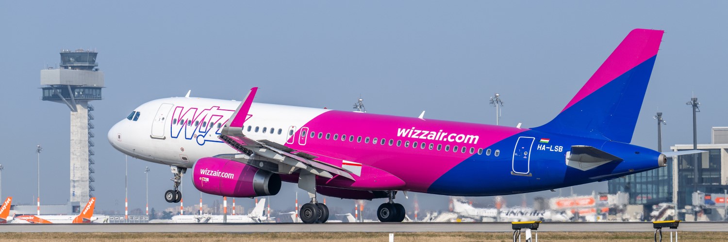 Ein Wizz Air-Flugzeug landet am BER