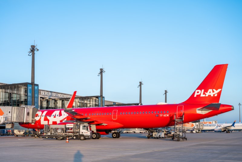 Rotes Play Airlines Flugzeug am Terminal 1.