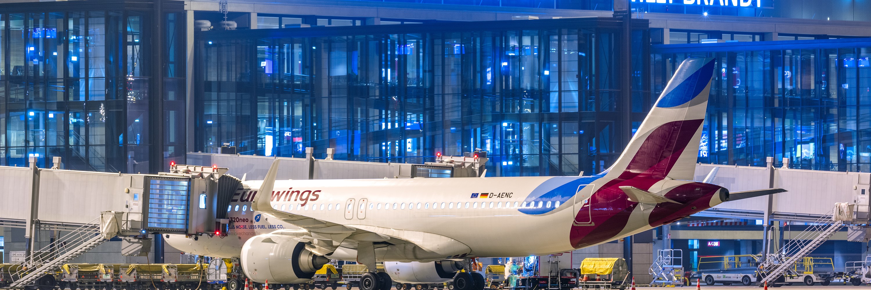 Eurowings Flugzeug am Terminal 1. in der Nacht.