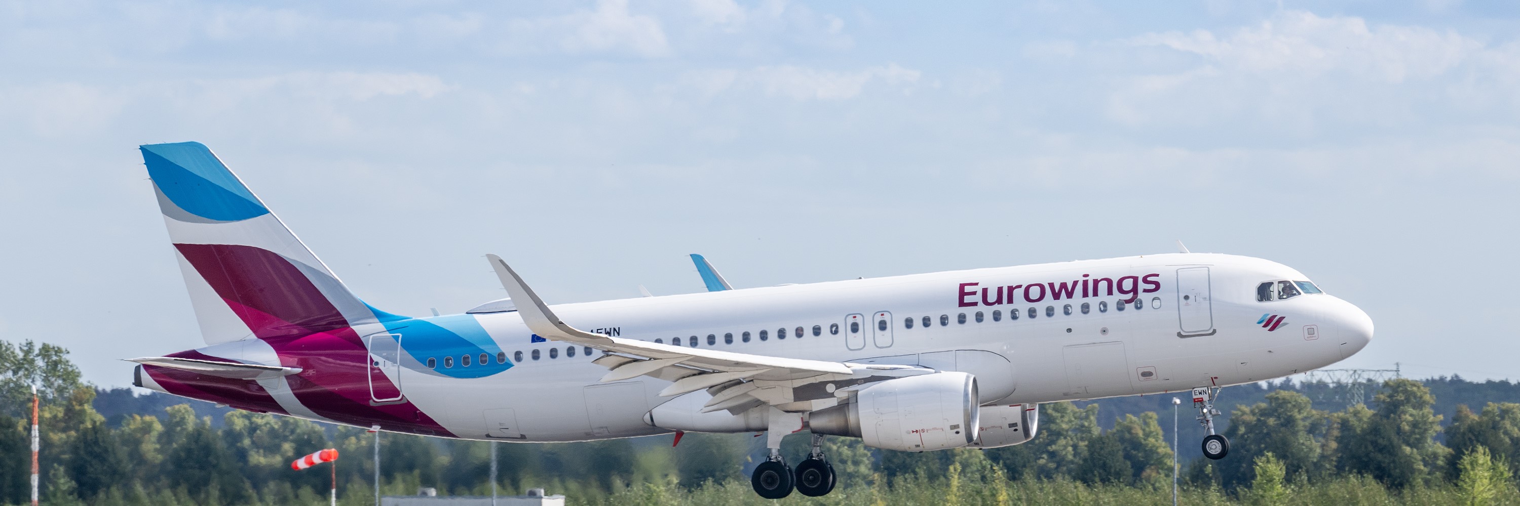 Ein Eurowings-Flugzeug kurz nach dem Abheben von der Start- und Landebahn