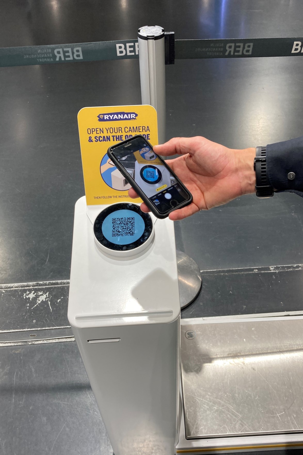 Self Service Automat von Ryanair. Person scannt QR-Code