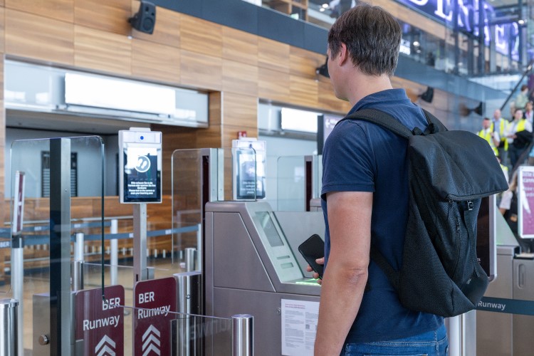 person at BER Runway uses the contactless BER Biometrics service. 