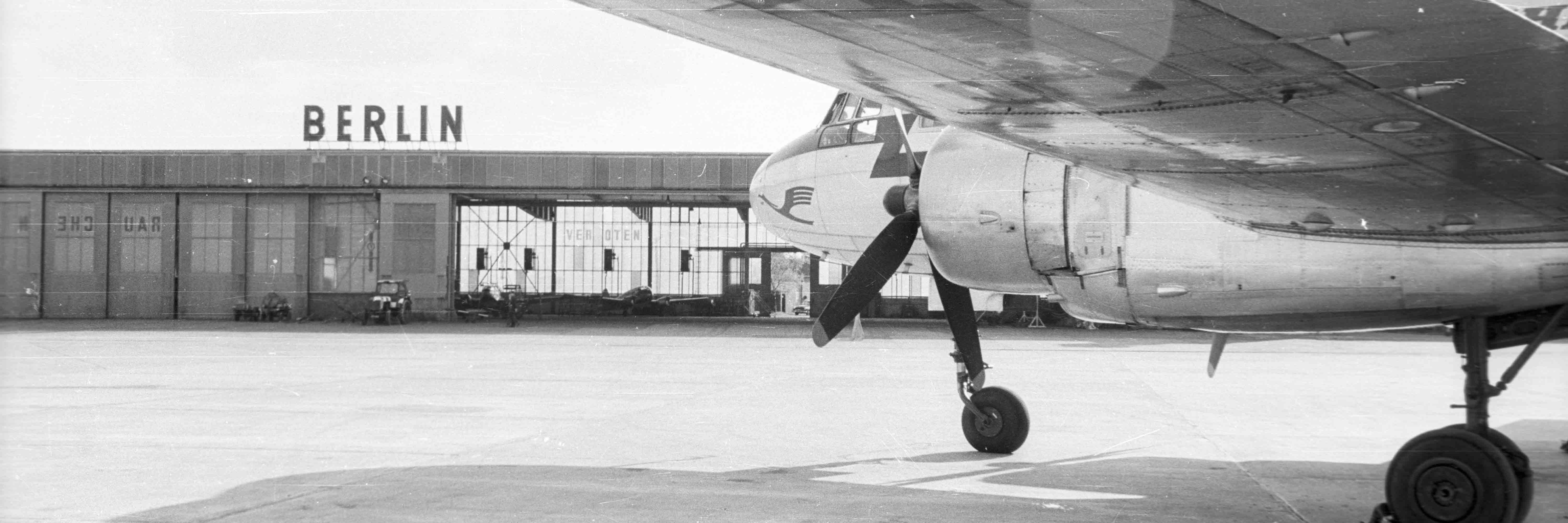 Altes Flugzeug auf dem Vorfeld in Schönefeld