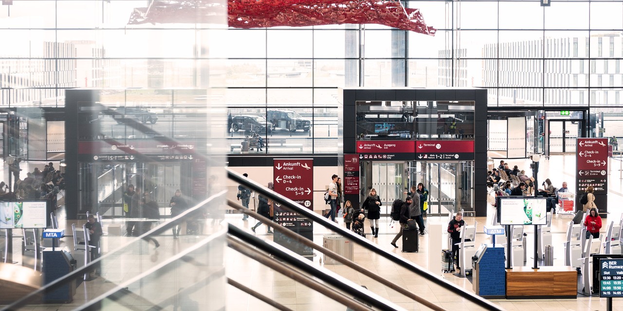 Passagiere in Terminal 1 © Oliver Lang / FBB