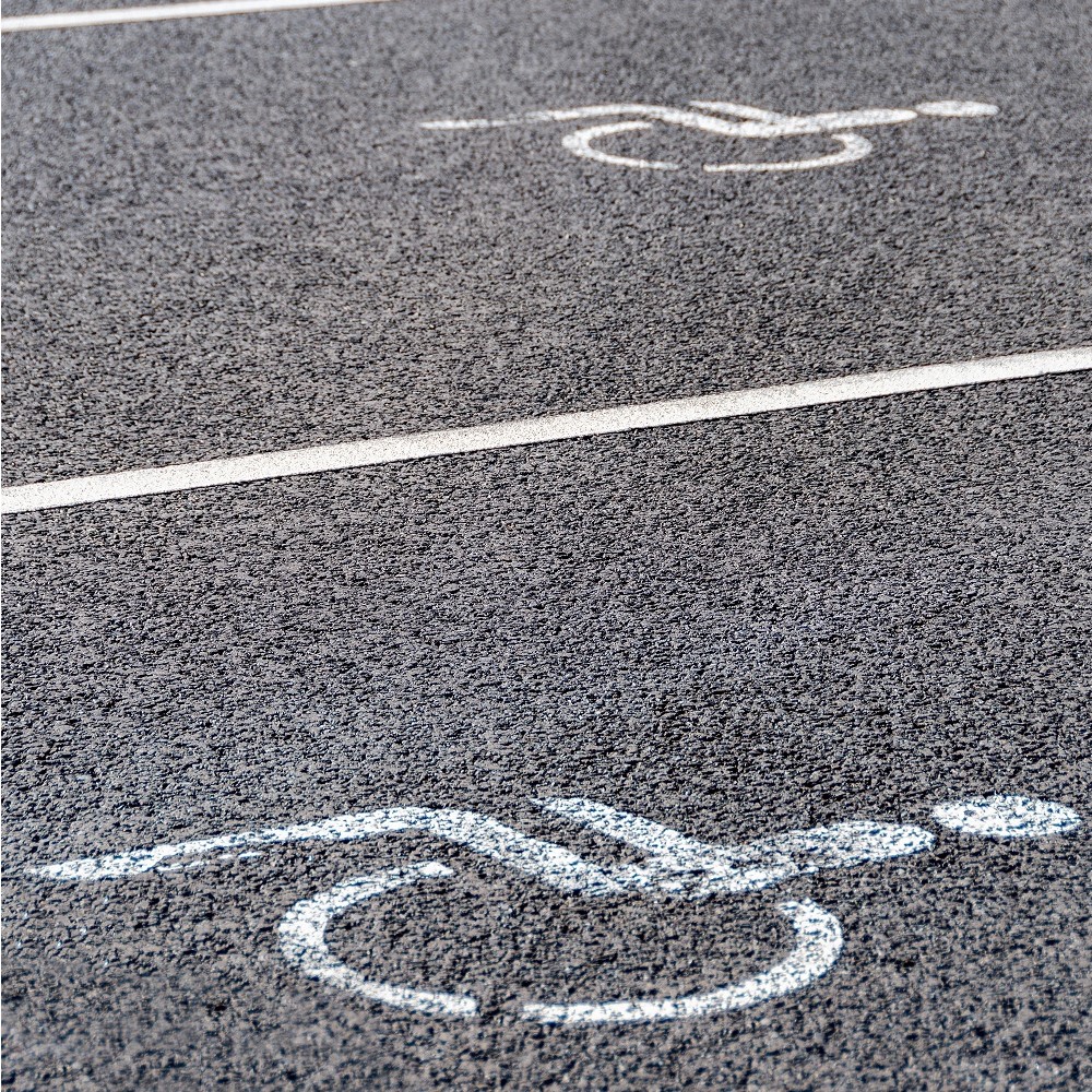 Rollstuhl Piktogramm auf einem Parkplatz