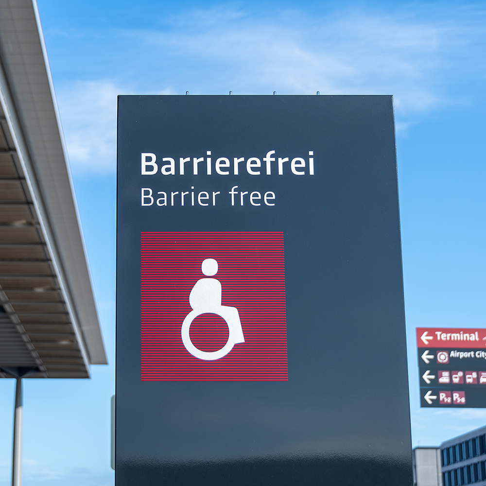 Barrierefreies Reisen am Flughafen BER - Barrier-free travel at BER Airport © Günter Wicker / FBB Rufsäule vor dem Terminal.