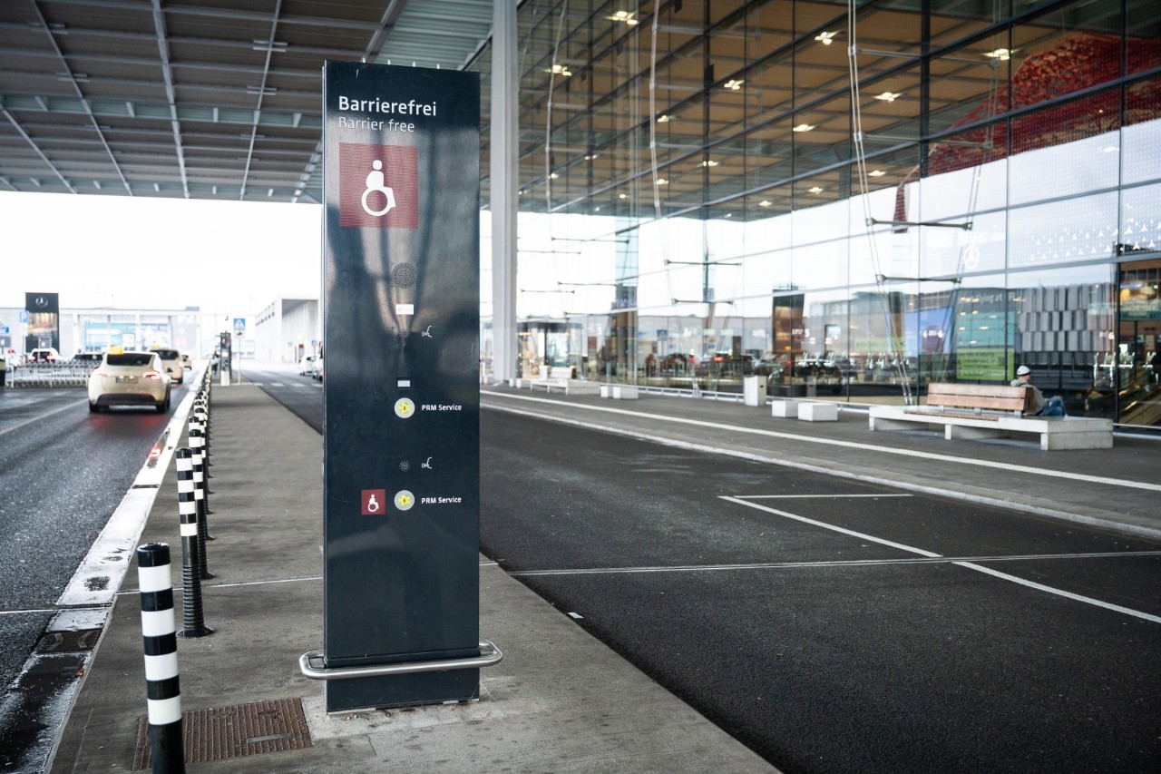 Rufsäule vor dem Terminal.