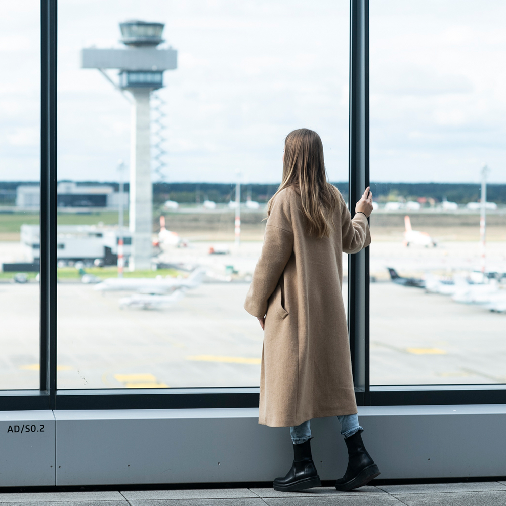 Frau auf der Besucherterrasse schaut aufs Vorfeld