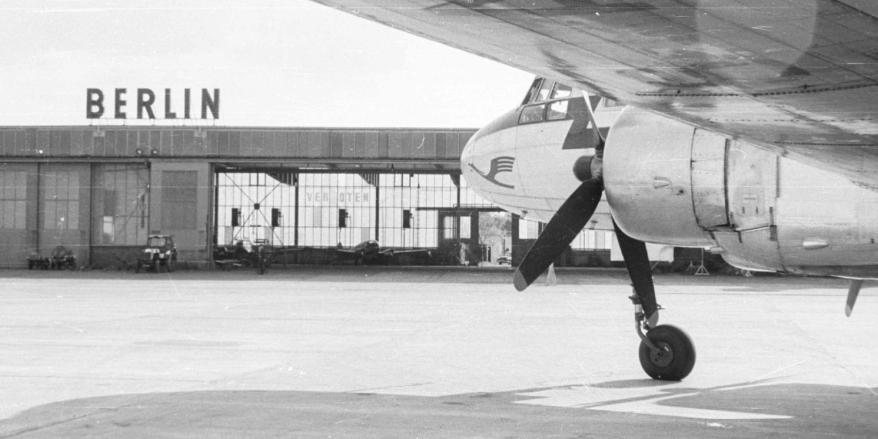 Historisches Foto. Flug auf Vorfeld.