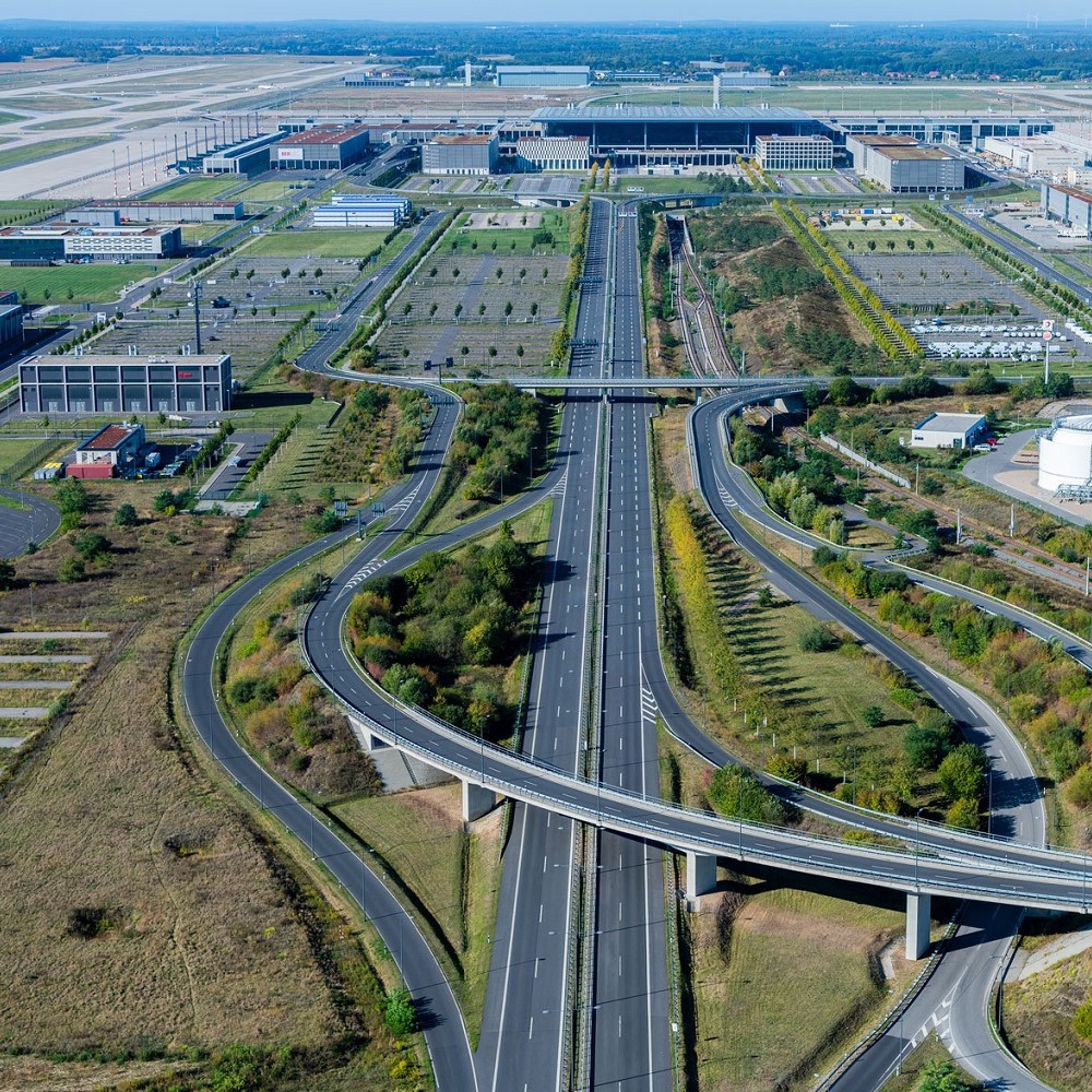 Luftbild vom Flughafen BER. Vorne Straßen, hinten das Terminal 1