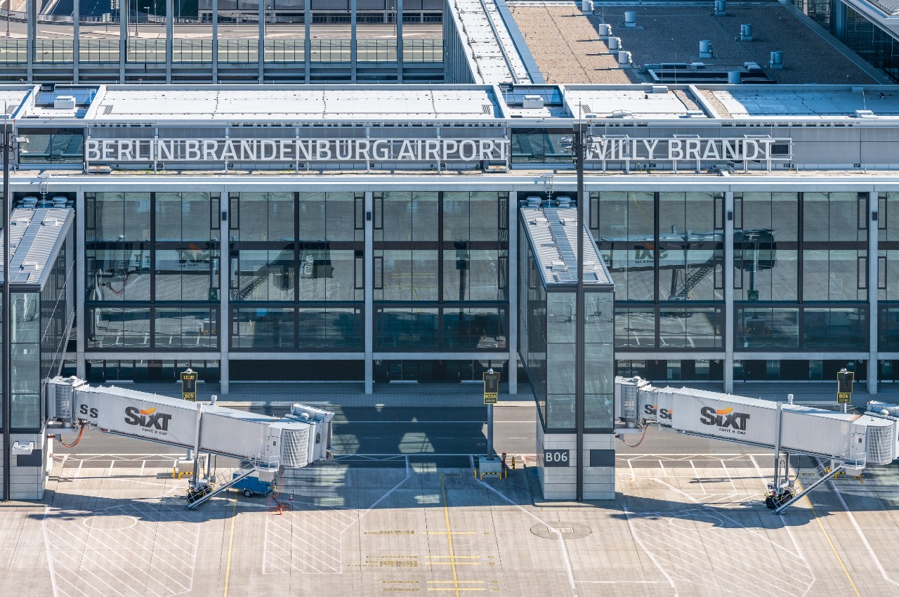Schriftzug am Terminal auf der Luftseite