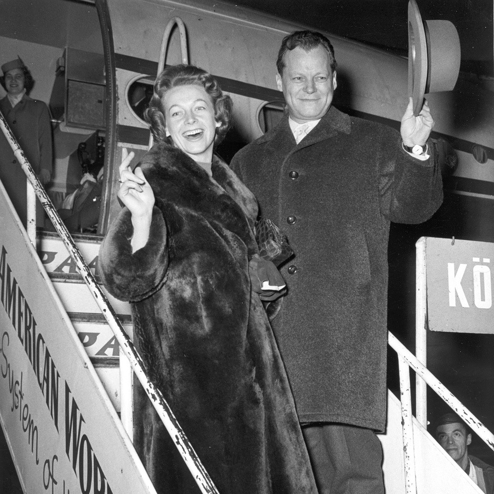 Willy Brandt und Frau in 1959 vor einem Flugzeug