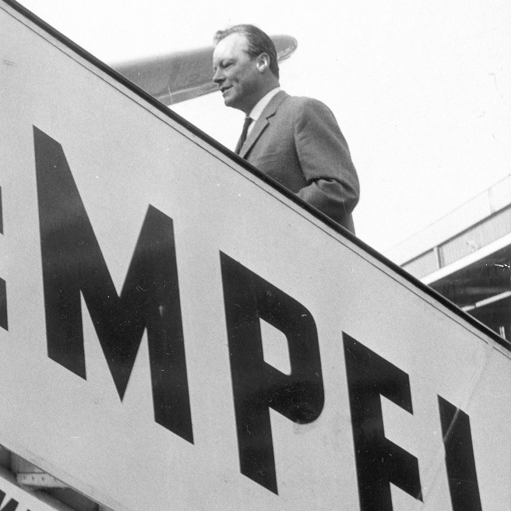 Willy Brandt beim Einstieg in Tempelhof