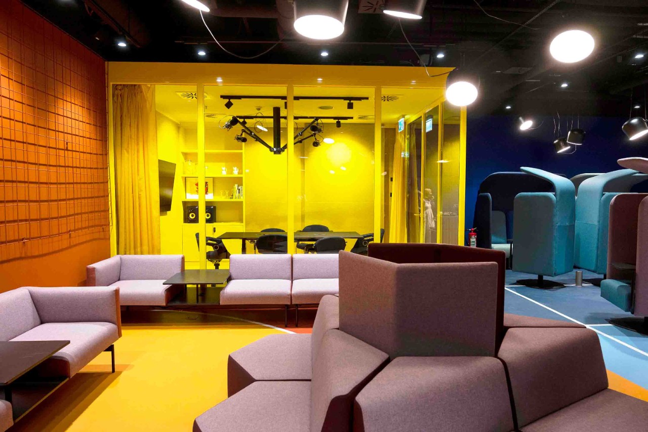 Nuuork Co-Working Space mit Tonstudio im Hintergrund.