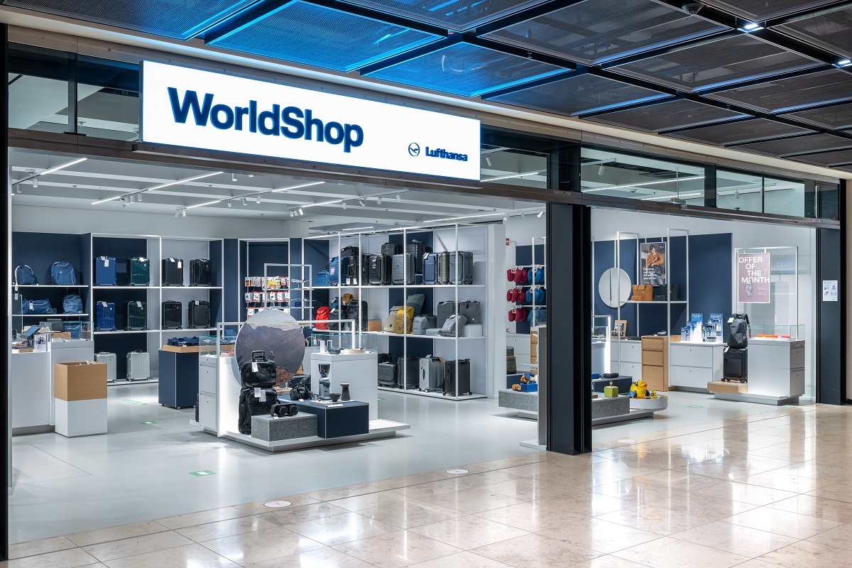 Blick von außen in den WoldShop mit seiner Auslage aus Koffern und anderen Gegenständen.
