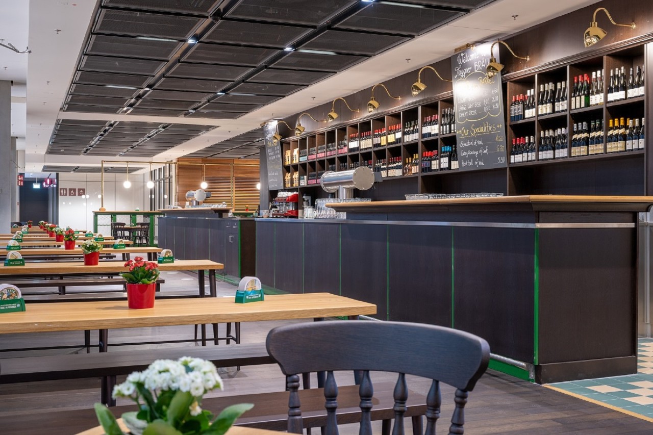 Bayerische Sitzmöbel. Dahinter die Bar.