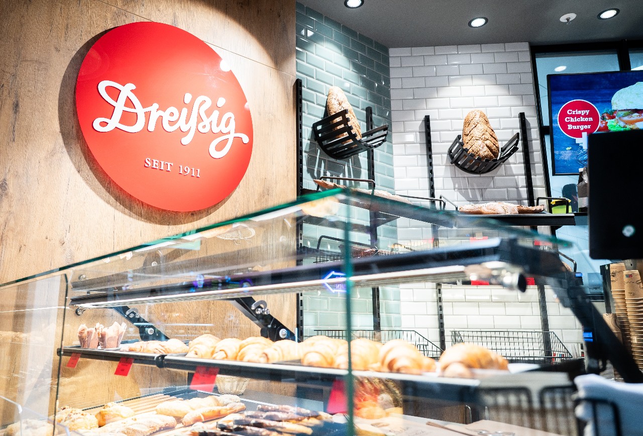 Auslage des Bäckerei-Cafés Dreißig in Terminal 2.