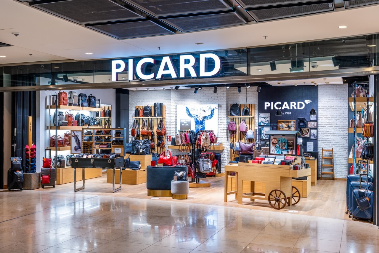 Auslage des Picard Stores mit Taschen und Utensilien.