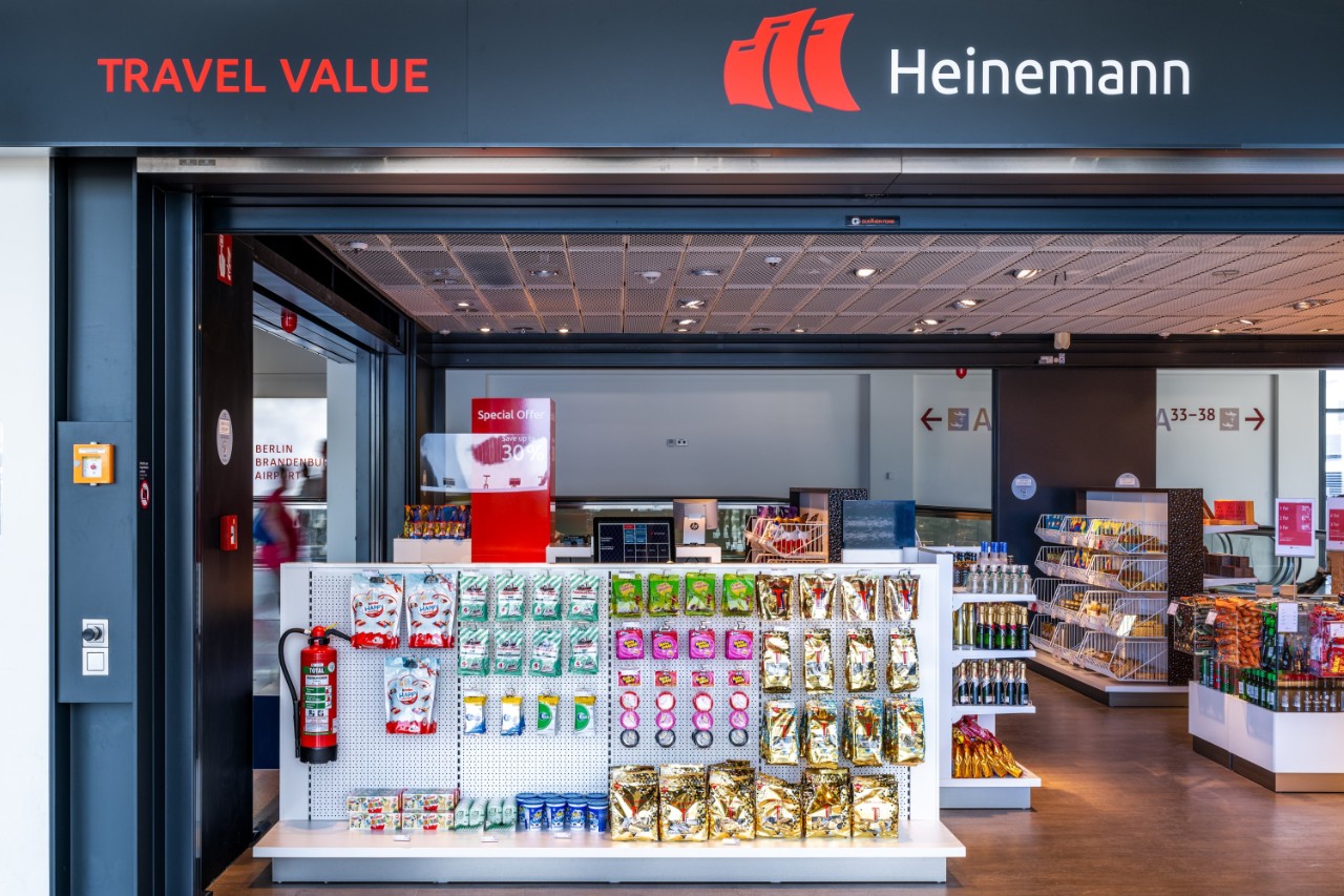  Blick von außen in den Heinemann Laden. Tresen mit Ware.