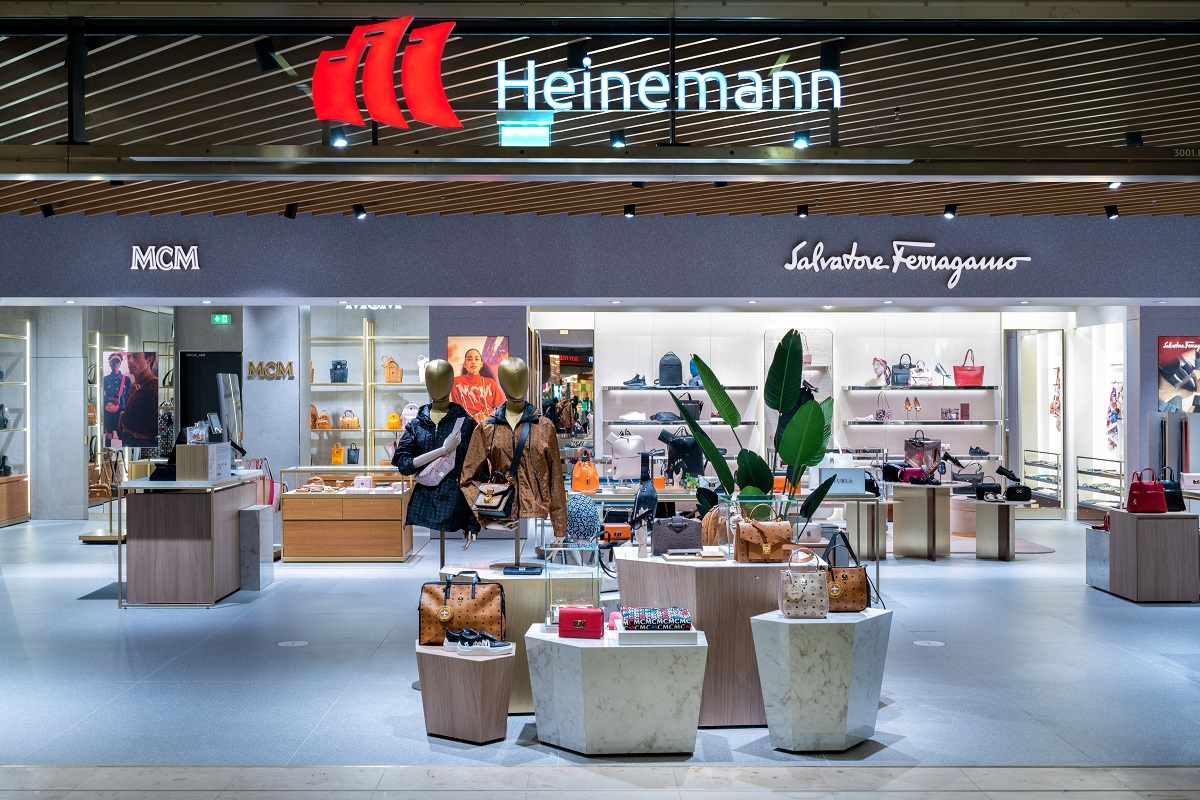 Blick in den Heinemann Laden mit Schaufensterpuppen und Bekleidung.
