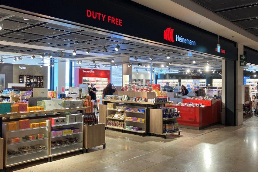 Blick von außen in den Heinemann Duty Free. Viele Regale mit Waren.