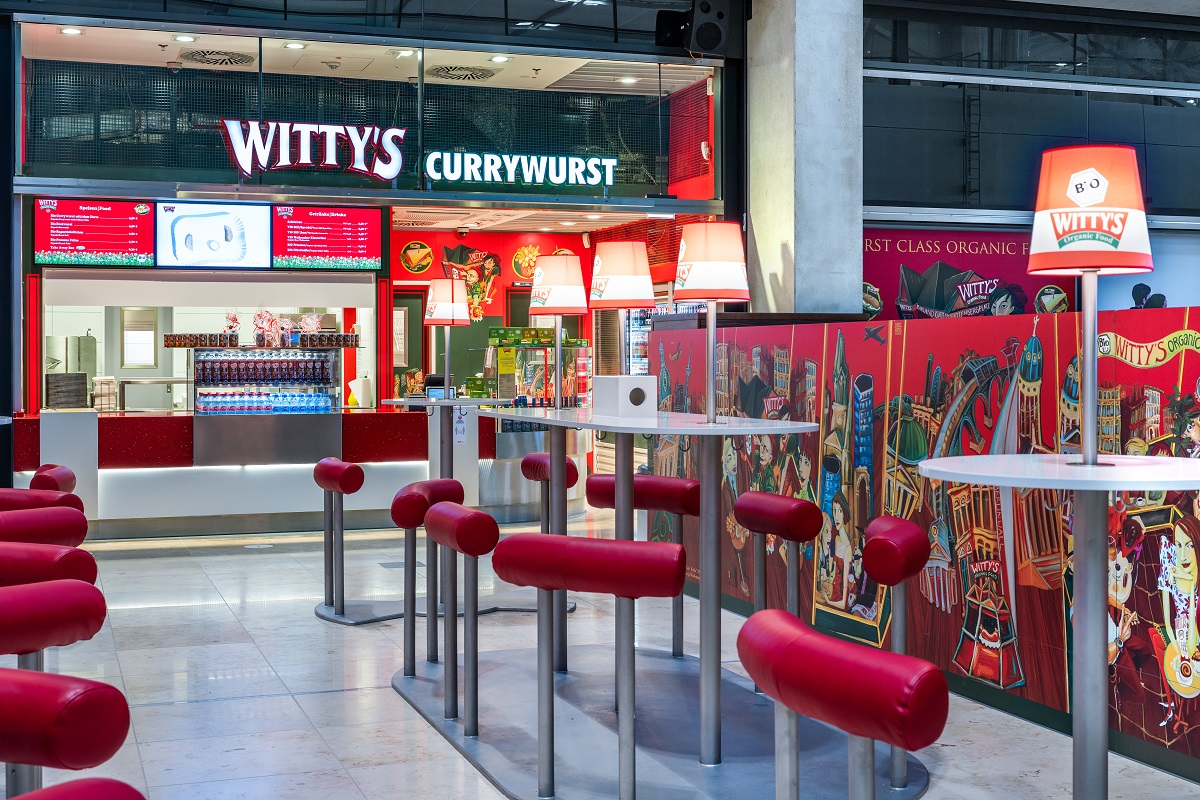 Blick auf Witty´s Restaurant. Im Vordergrund der Sitzbereich. Im Hintergrund der Bestelltresen