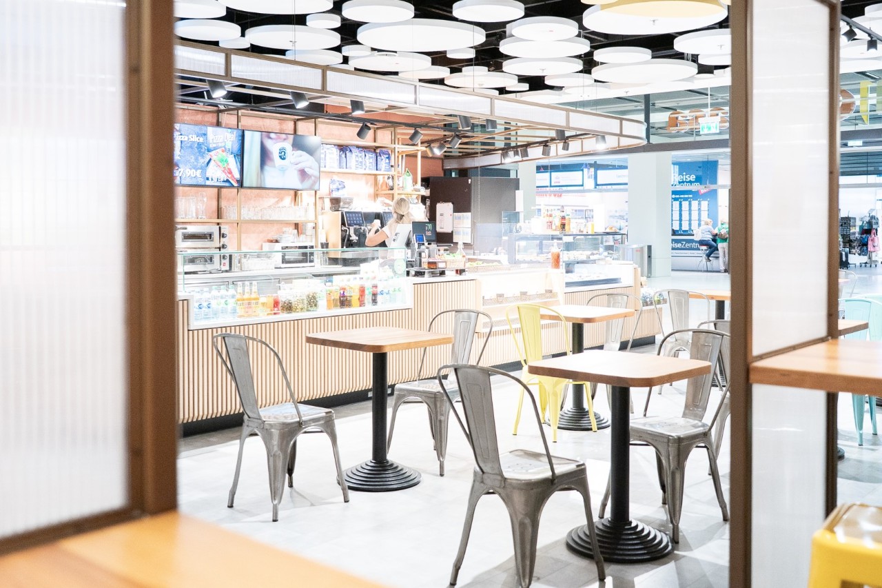 Innenansicht des NU Café Casa mit modernem, mediterranem Design.