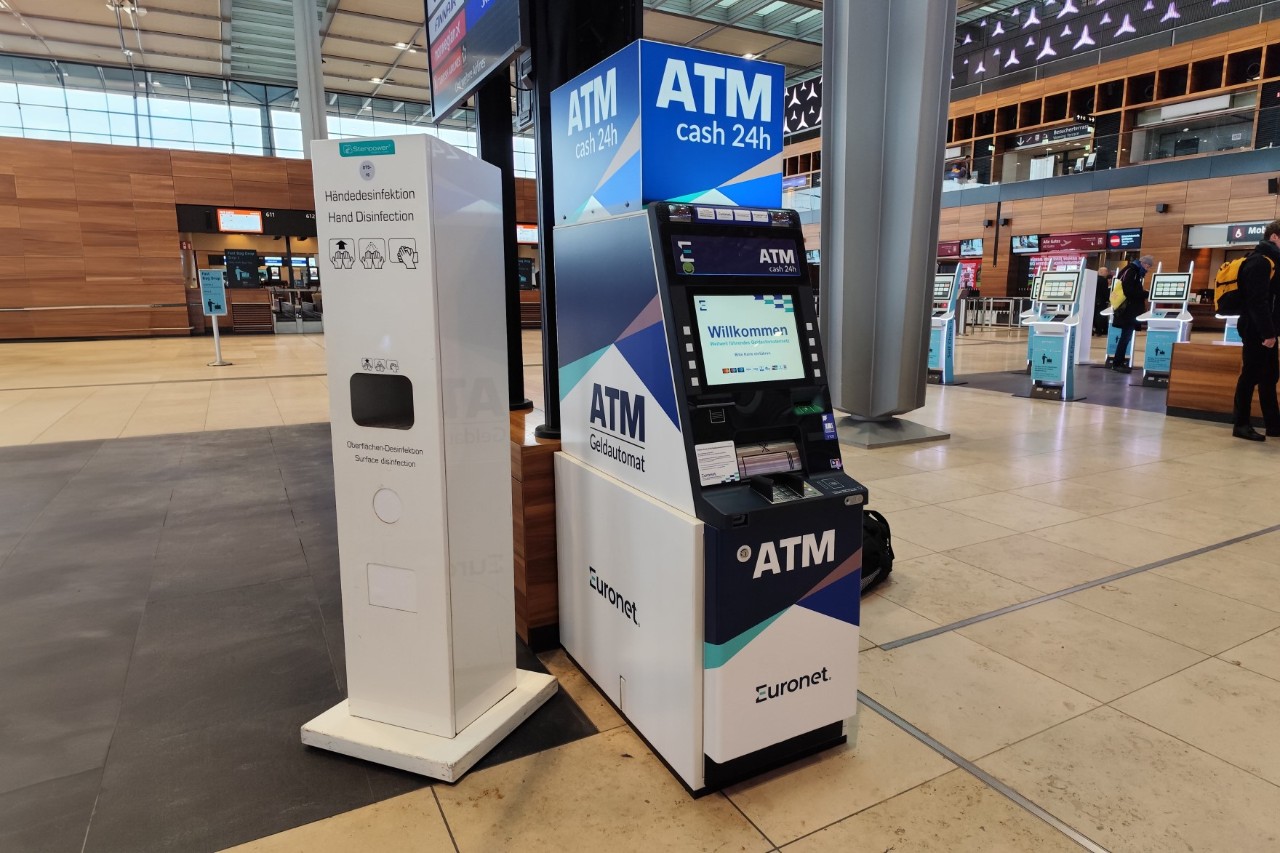 Euronet Automat an einem Flughafen