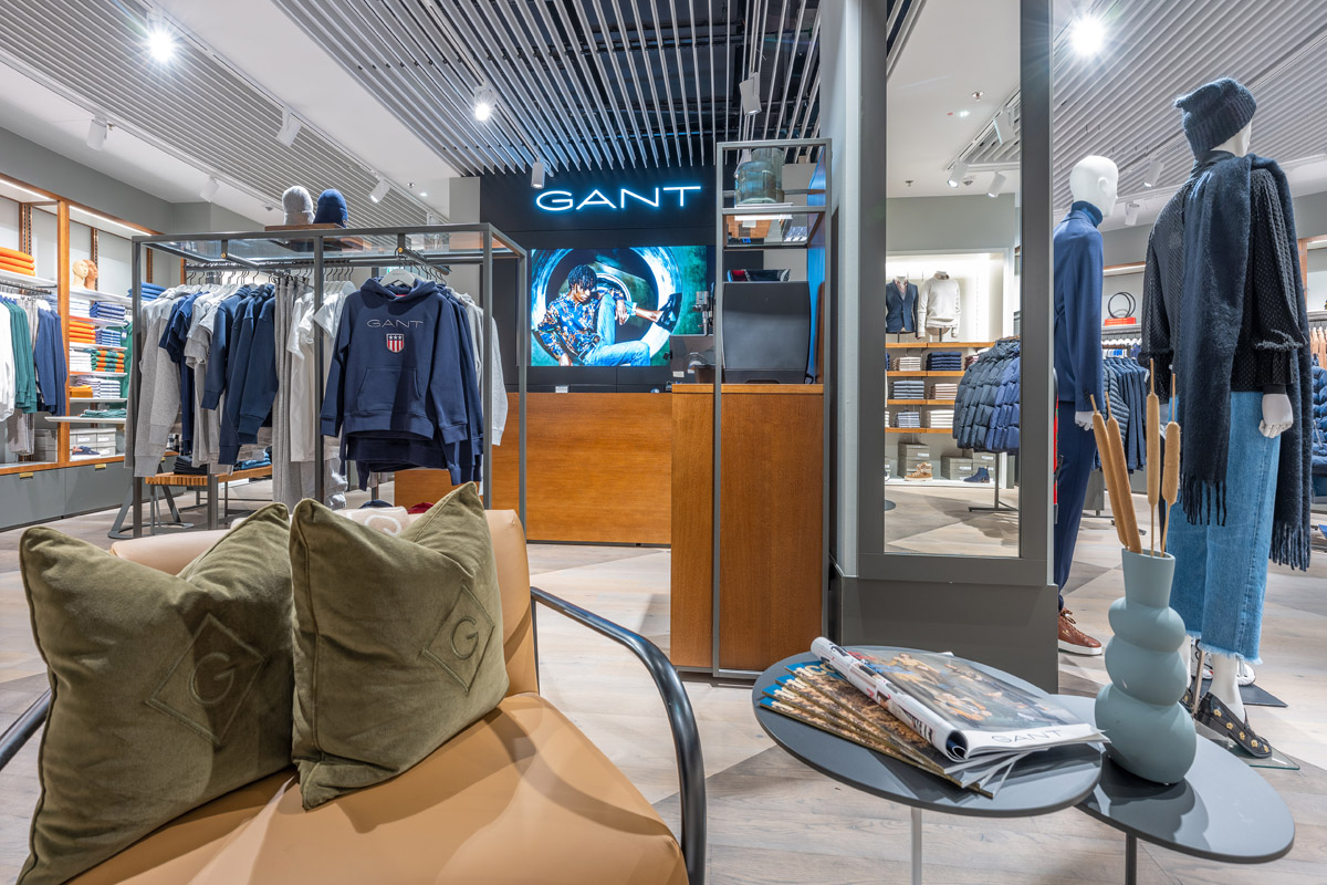 Shop-Einrichtung, Schaufensterpuppen und Bekleidung im Gant Laden.