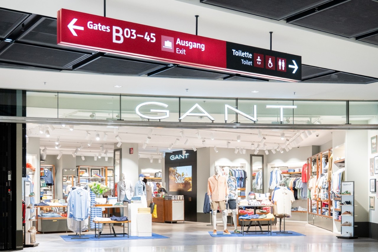 Blick von außen auf die Auslagen des Gant Stores. 