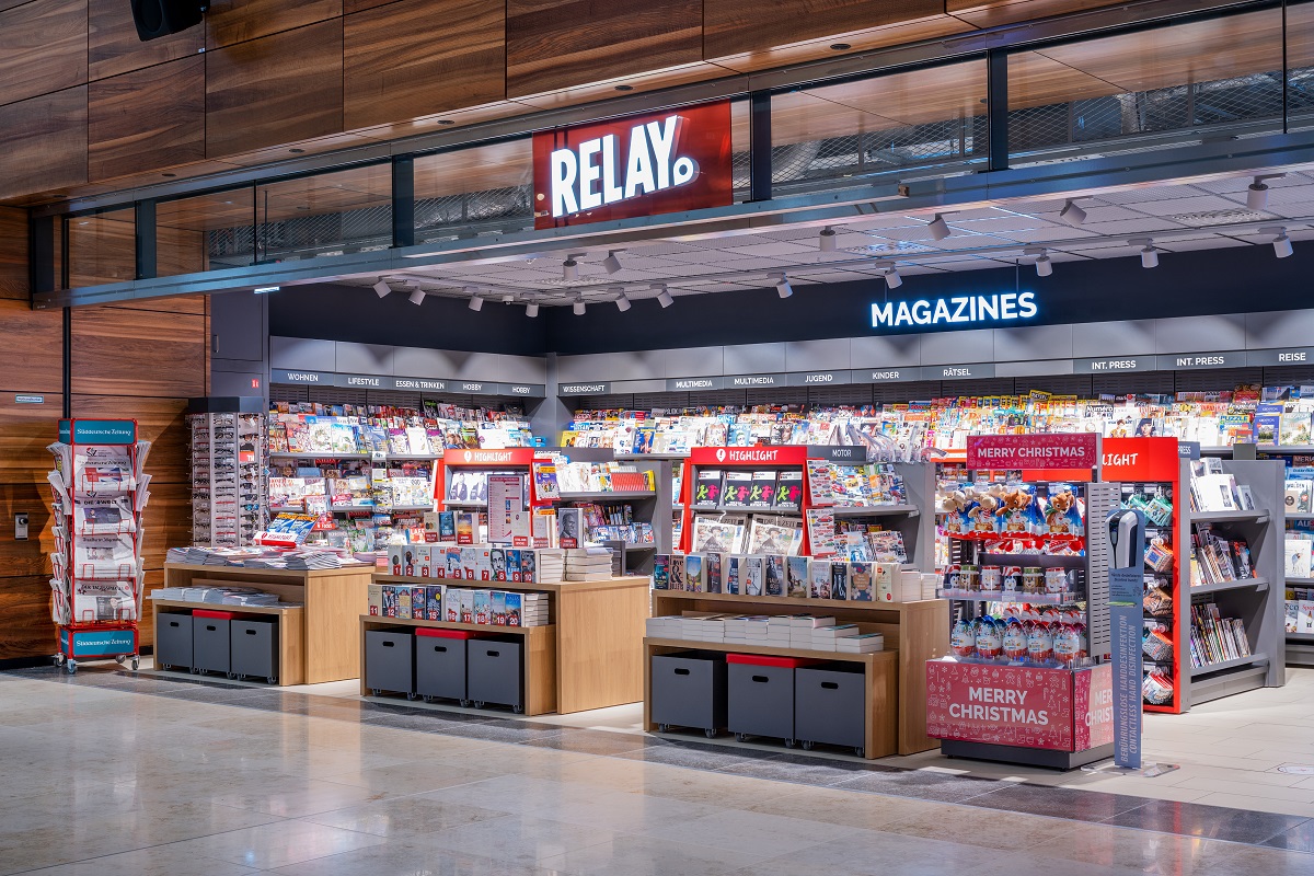 Blick von außen in den Relay Laden. Zeitschriften und Bücher auf Tresen und in Wandregalen.