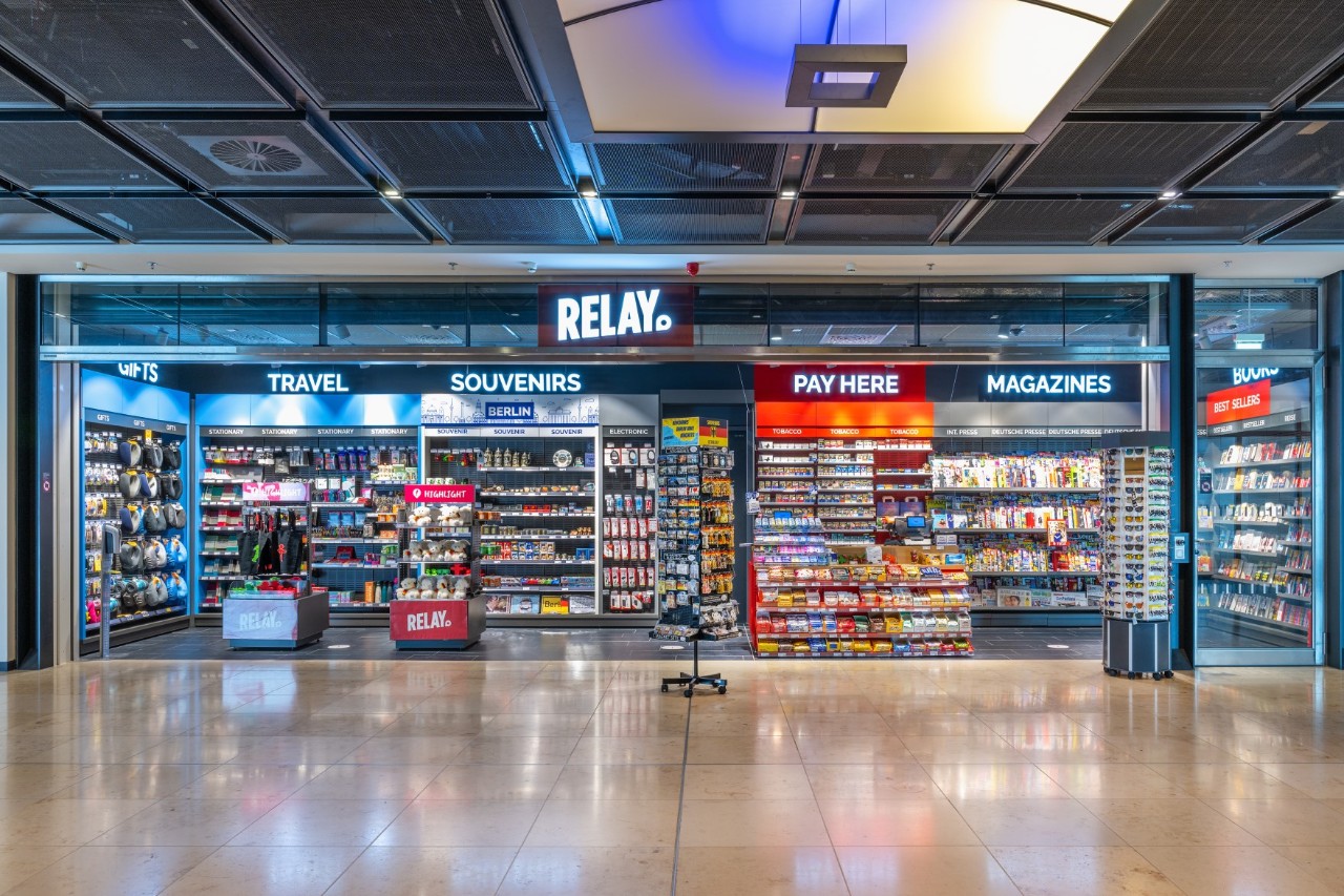 Blick von außen in den Relay Laden. Wandregale mit Getränken, Essen und Souvenirs.