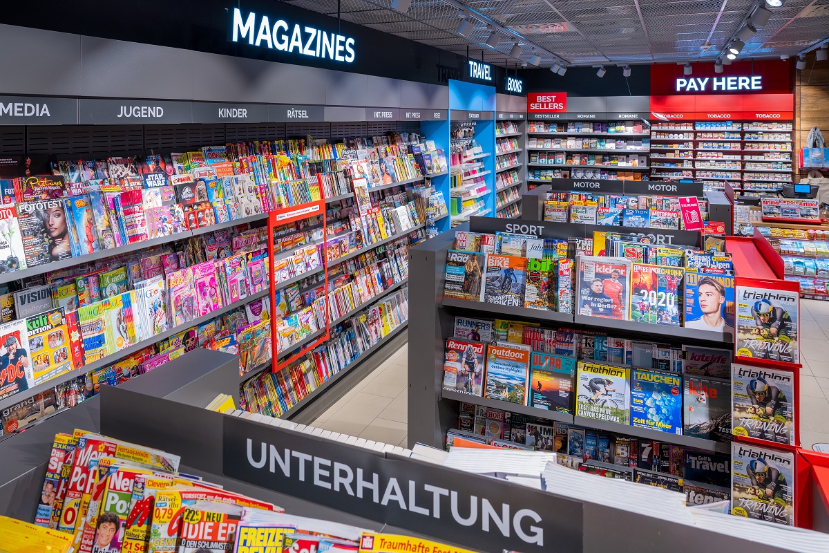 Blick auf Regale mit Zeitungen und Magazinen.
