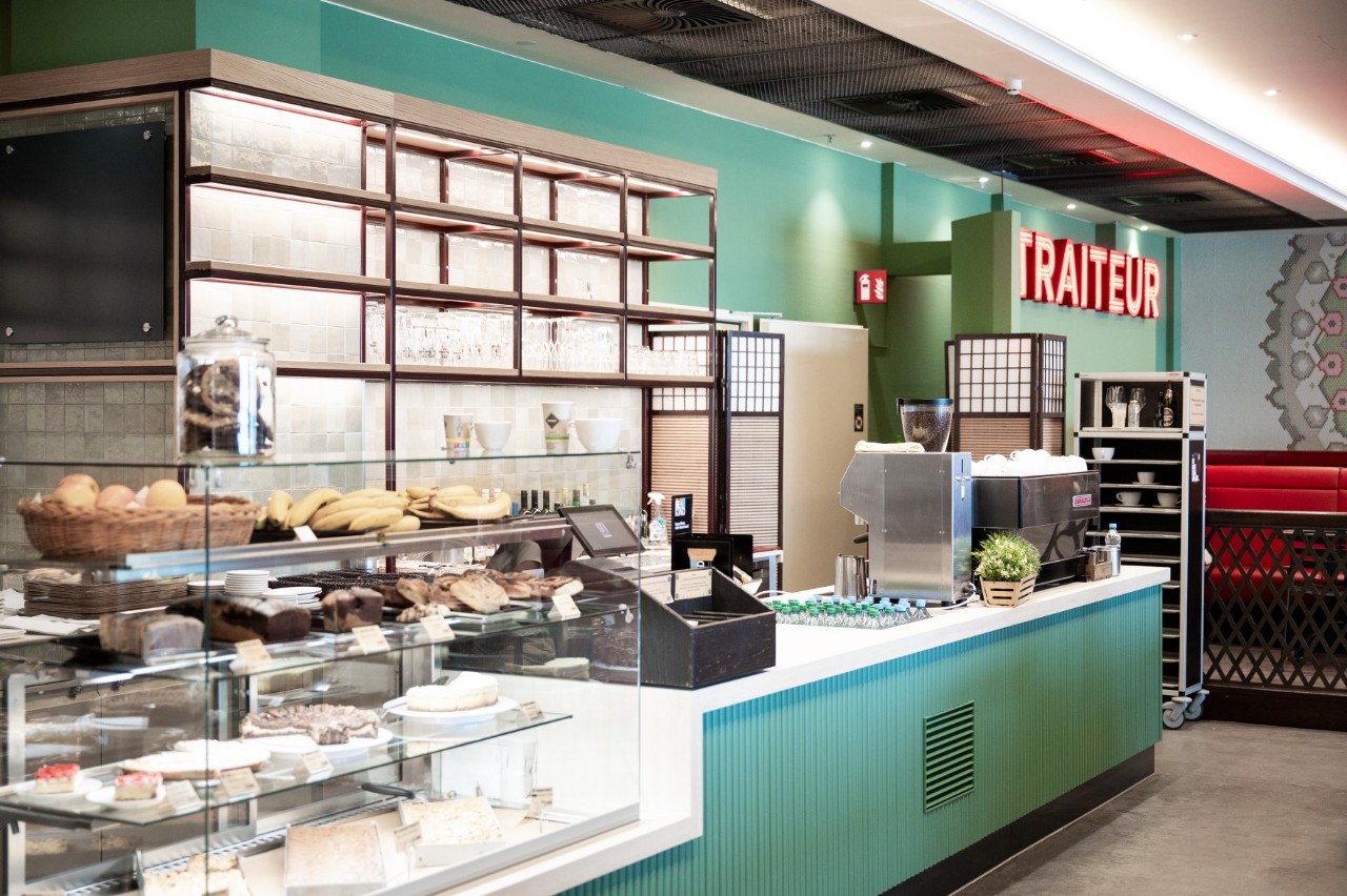 Theke des Restaurants Traiteur mit Auslage.