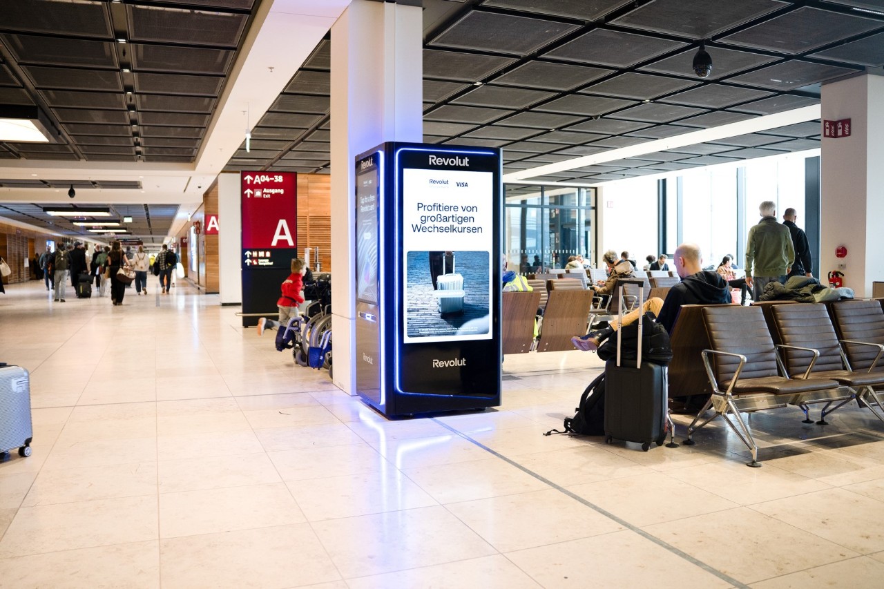 Ein schwarzer Revolut Automaten im Terminal