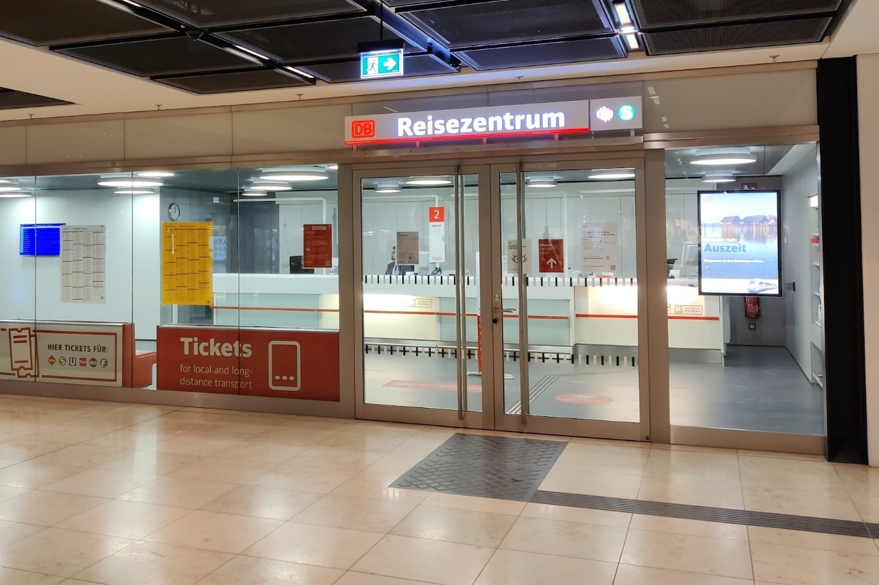 Blick von außen auf das Deutsche Bahn Reisezentrum. 