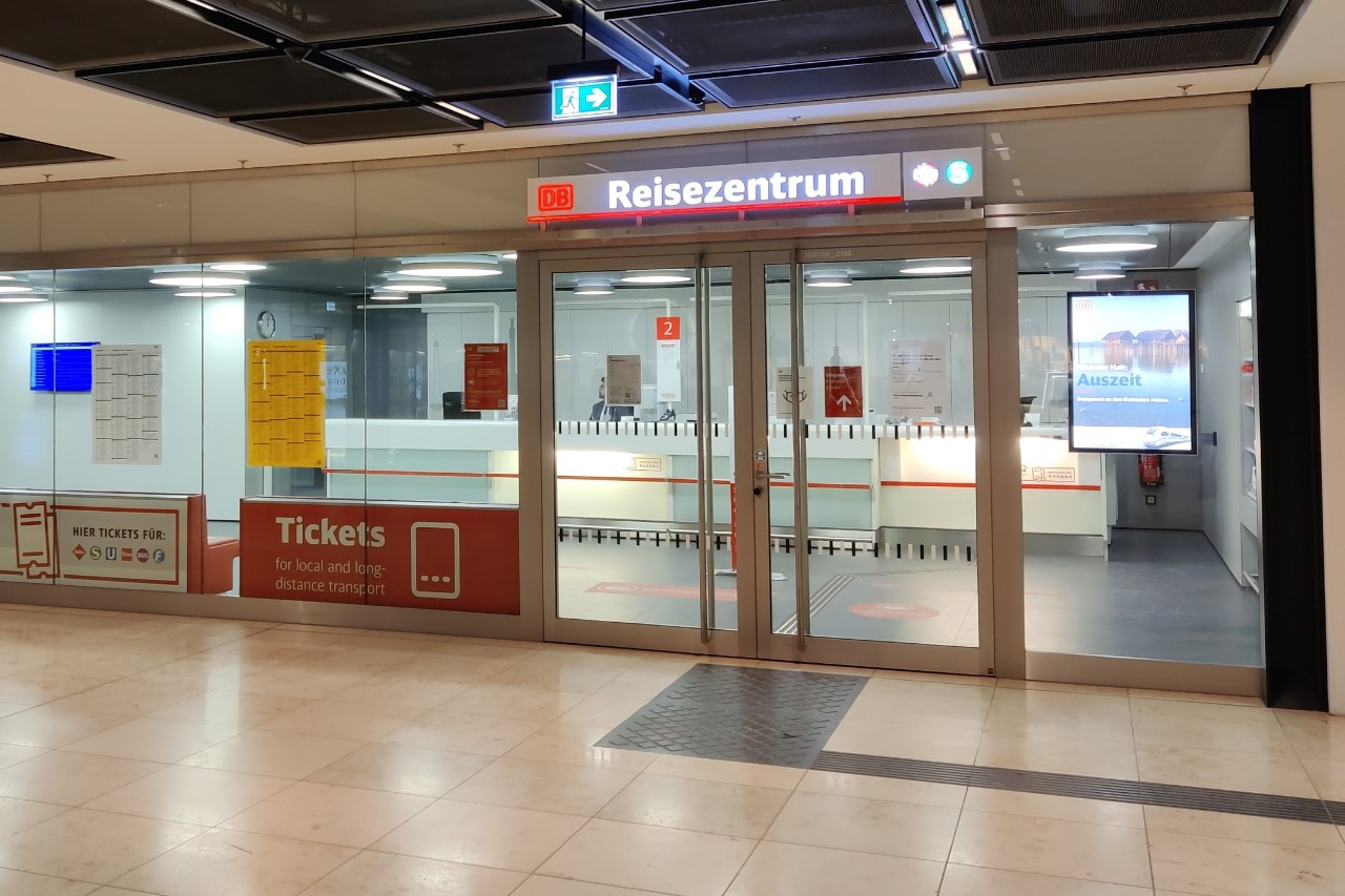 Blick von außen auf das Deutsche Bahn Reisezentrum. 