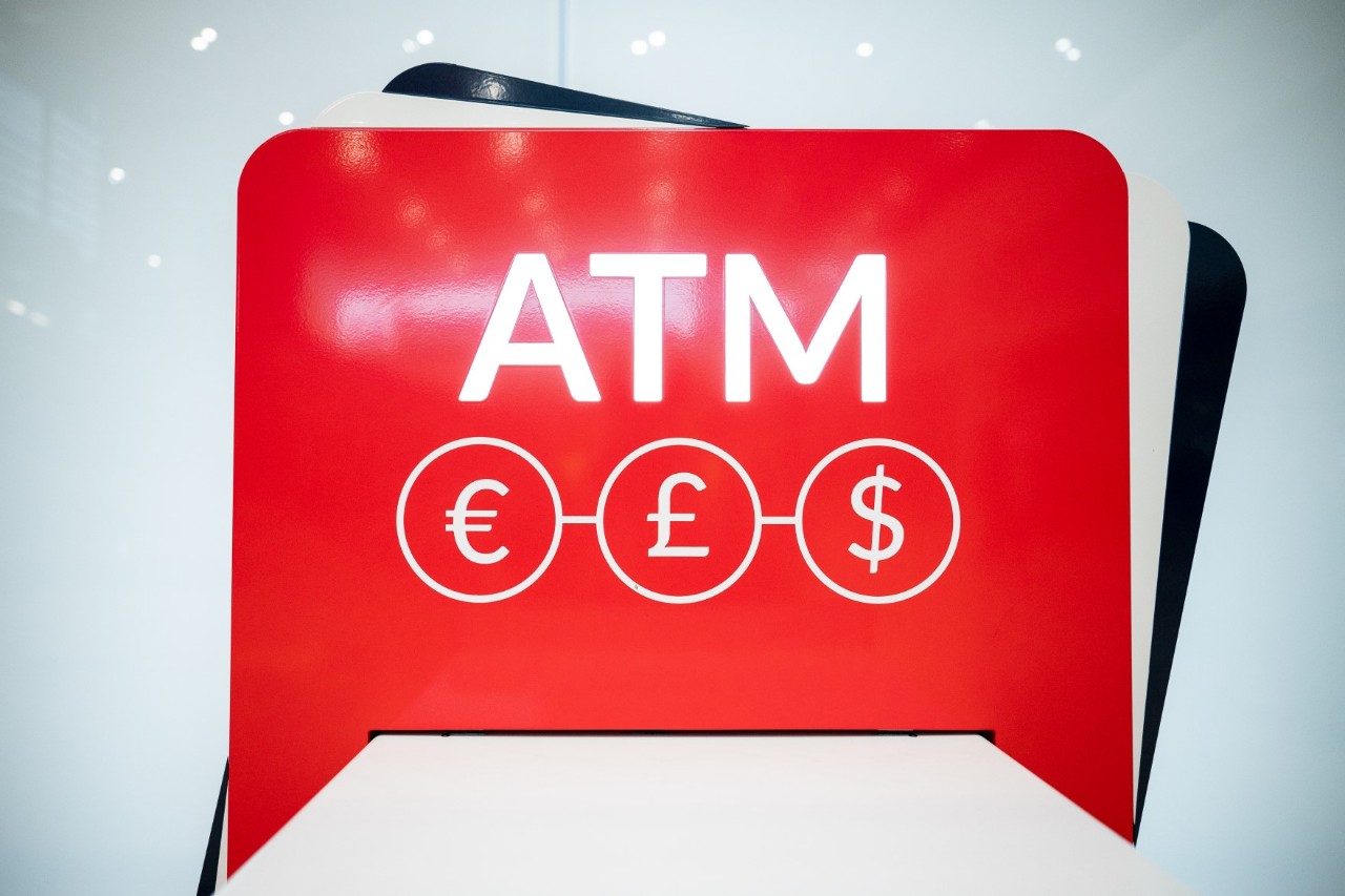 Schild auf einem Geldautomaten mit der Aufschrift "ATM"