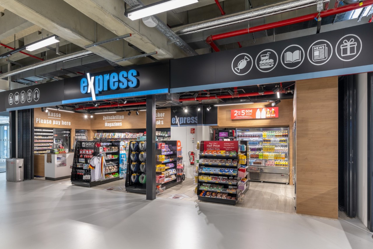 Blick auf den express Laden mit Regalen voller Lebensmittel