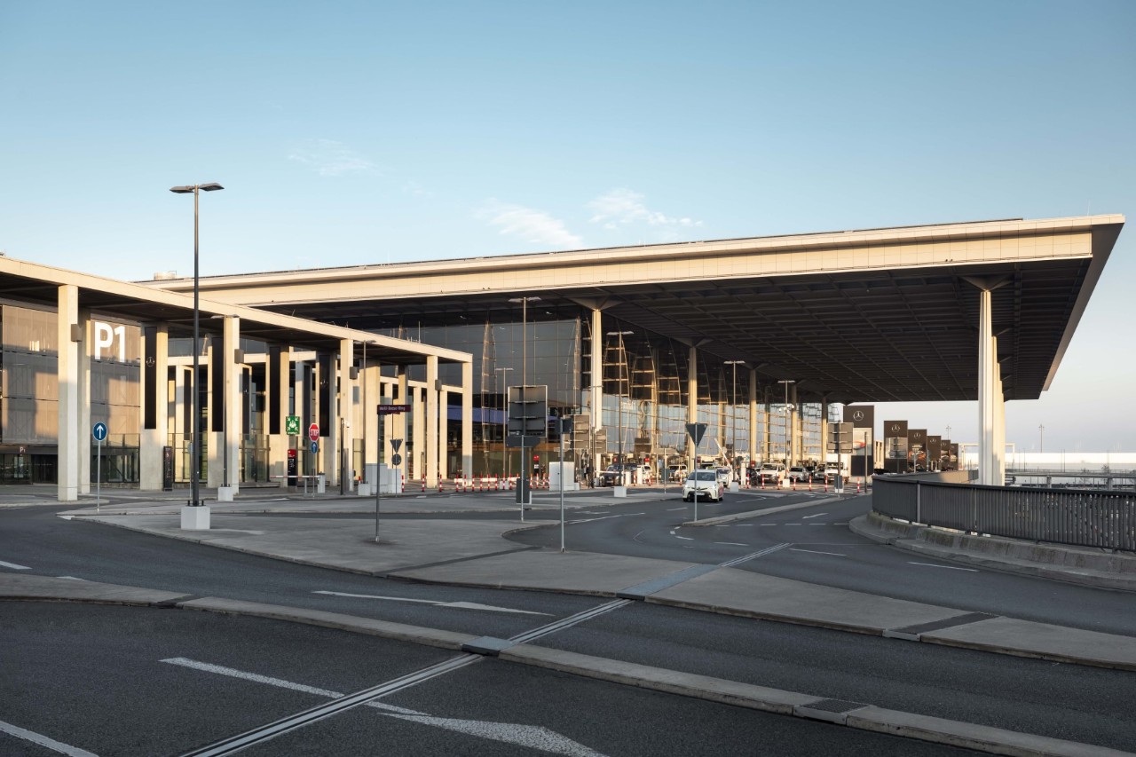 Das Terminal 1. Direkt links daneben die Zufahrt zum Parkhaus P1.