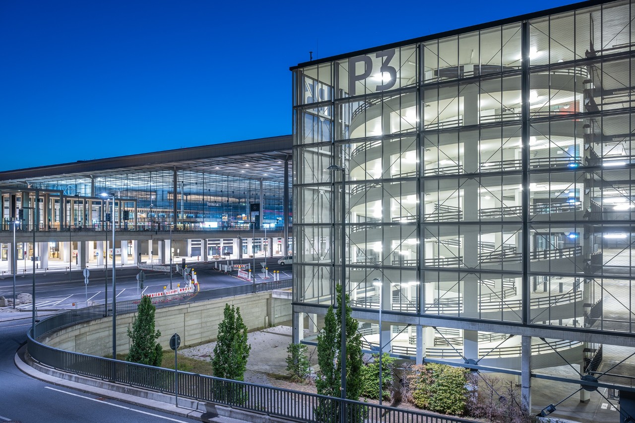 Parkhaus P3. Das Parkhaus befindet sich in der Airport City, in unmittelbarer Nähe zu den Terminals. 