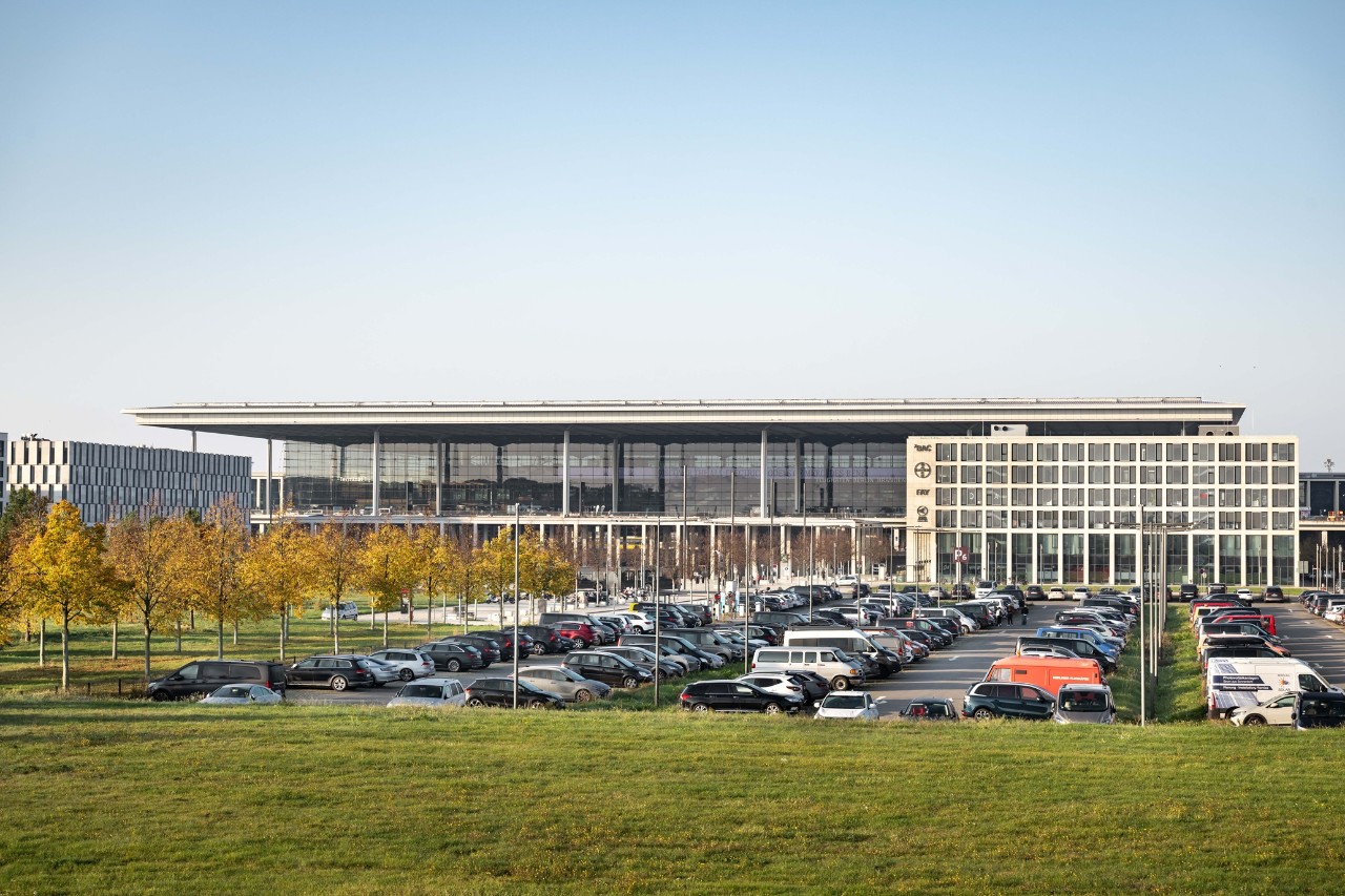 Parkplatz P6. Der Parkplatz liegt in der Airport City, in unmittelbarer Terminalnähe.