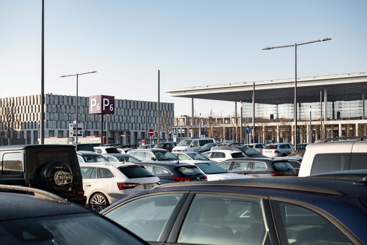 Autos auf dem Parkplatz P6. Dahinter das Terminal 1.