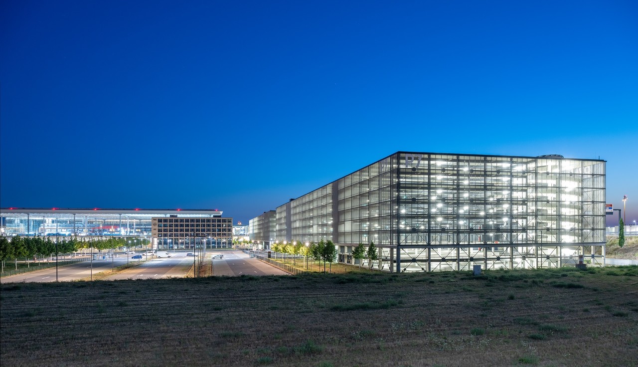 Parkhaus P7. Das Parkhaus befindet sich in der Airport City, in unmittelbarer Nähe zu den Terminals. 