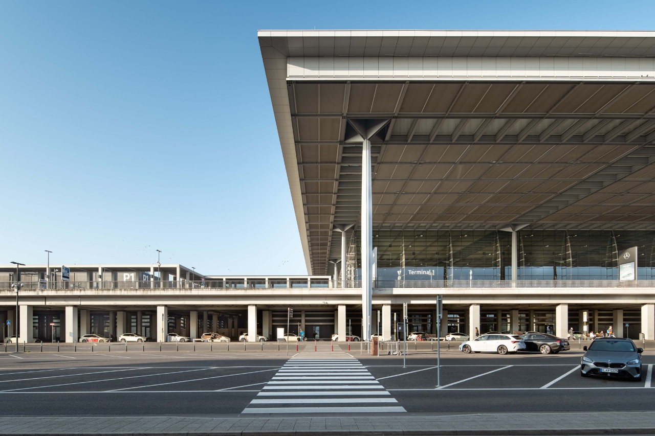 Kurzzeitparkplatz. Der Parkplatz befindet sich direkt auf der Vorfahrt von Terminal 1.
