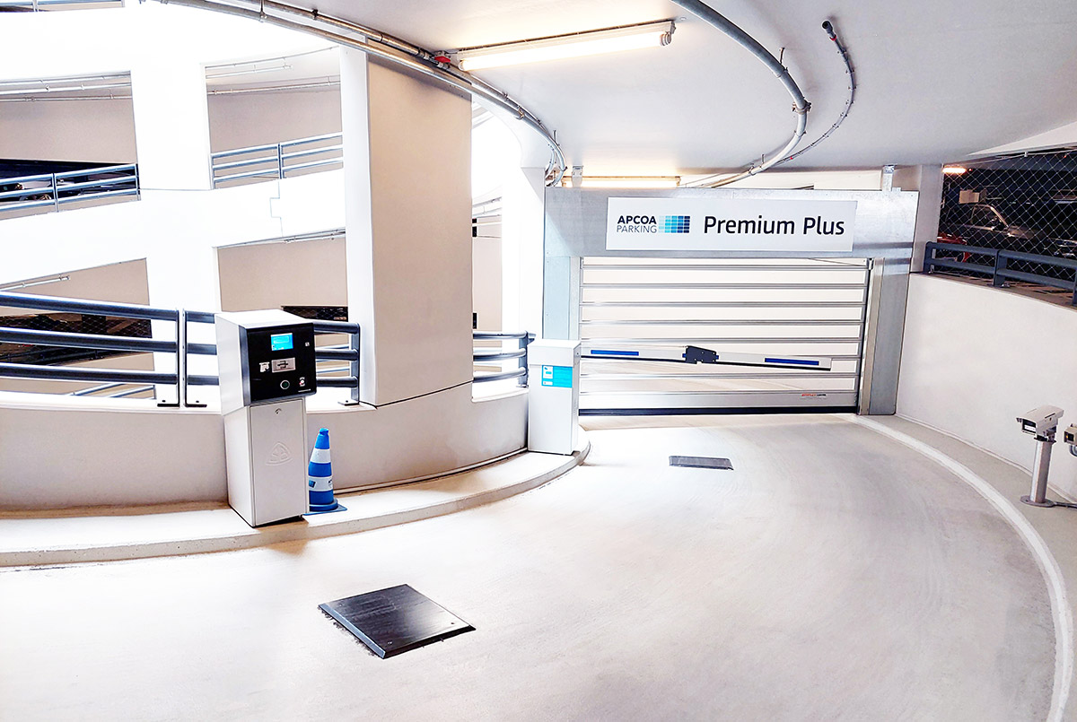 Einfahrt zum Parkhaus P1 Premium Plus am Terminal 1 des BER