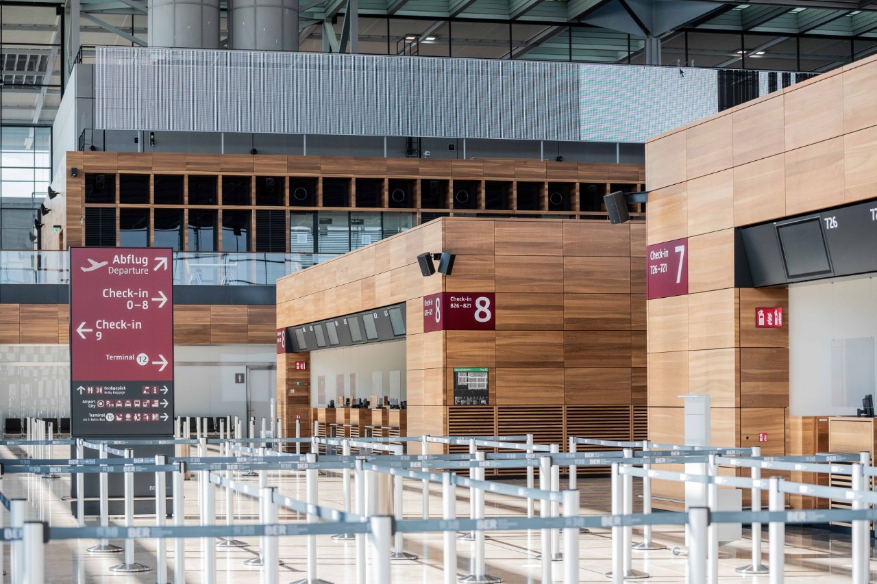 Check-in-Bereich im Terminal 1. Anstellfläche vor Countern.